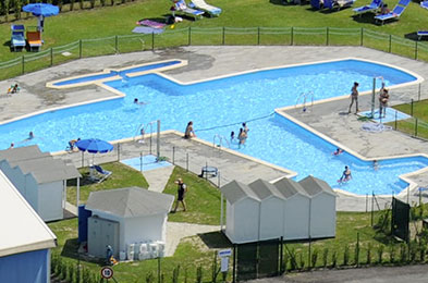 airplane-shaped pool